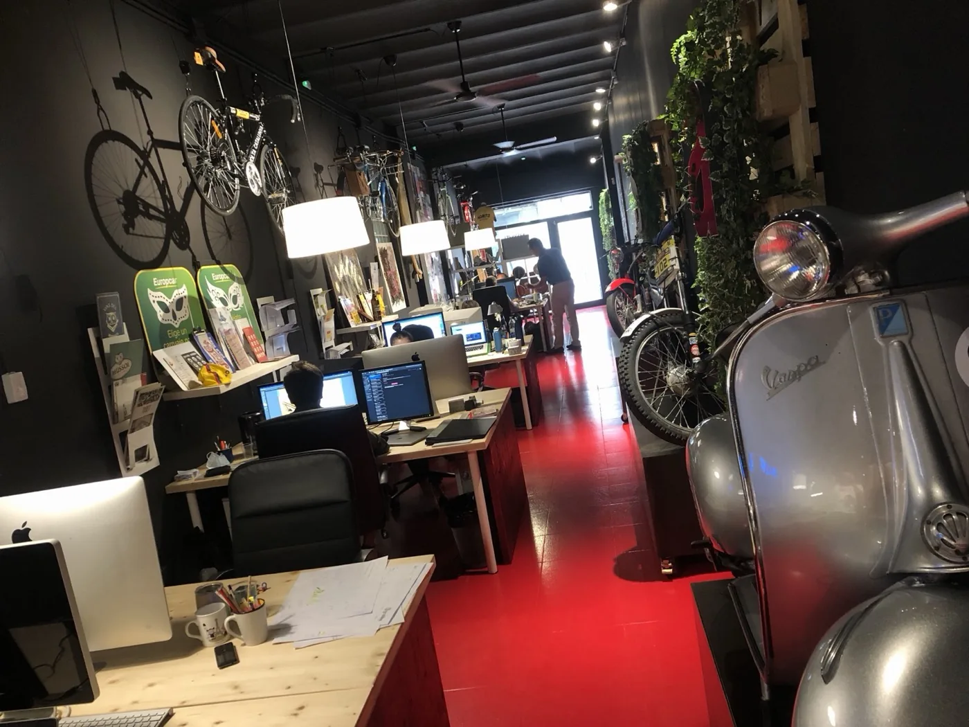 Oficina Blackstone — interior con bicis y Vespa