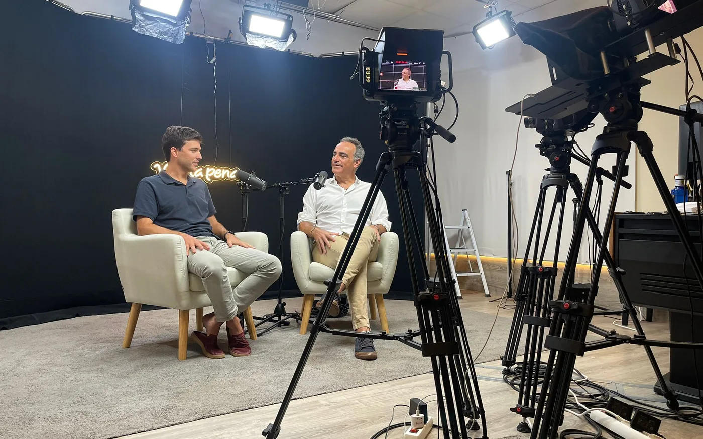 Estudio de podcast propio de Blackstone en plena grabación