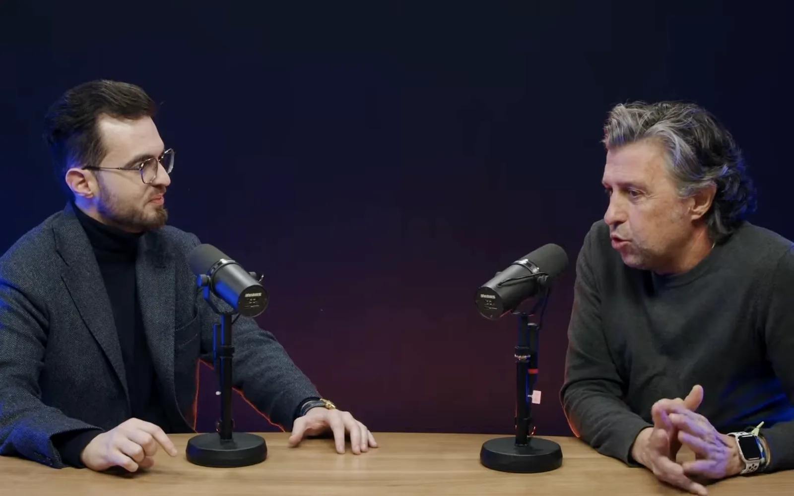 Dos invitados en la mesa del podcast producido por Blackstone