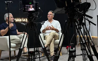 Detrás de cámaras del rodaje de podcast en el plató de Blackstone