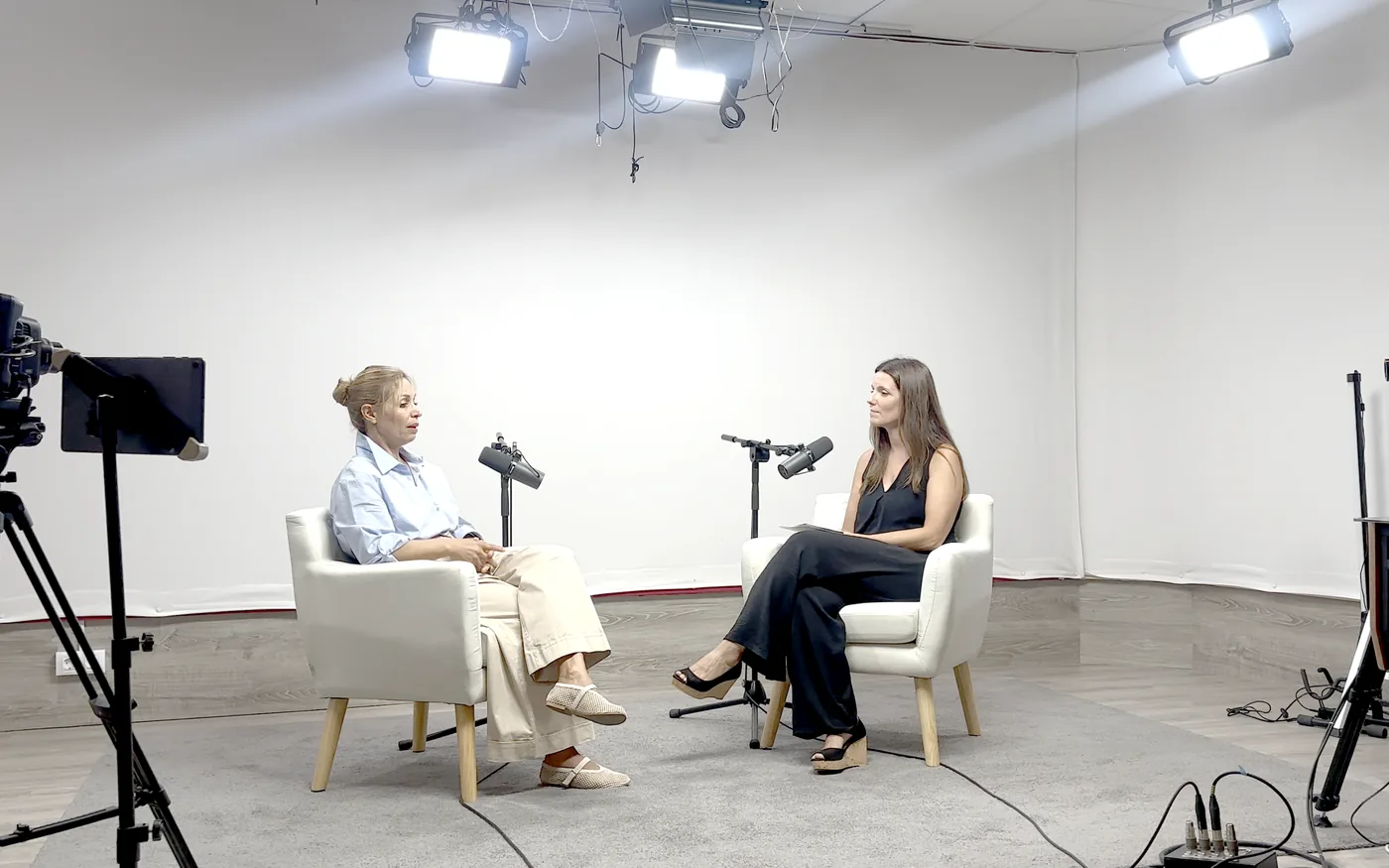 Enregistrement d'une interview dans le plateau de podcast de Blackstone